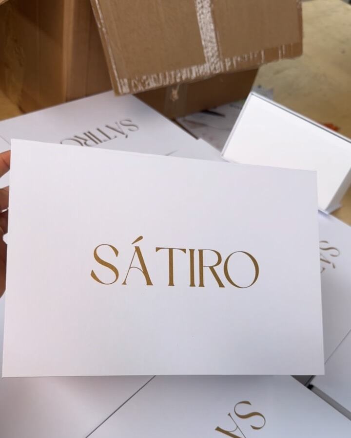 Embalagens personalizadas com a marca Sátiro em dourado